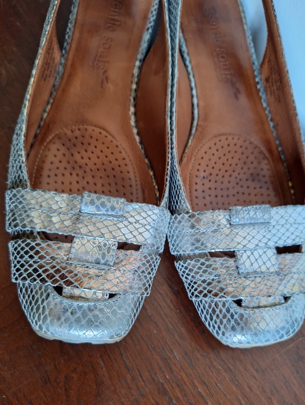 GENTLE SOULS SANDALS by Kenneth Cole Its so Fun Silver Gold Metallic 9.5M - Picture 8 of 10